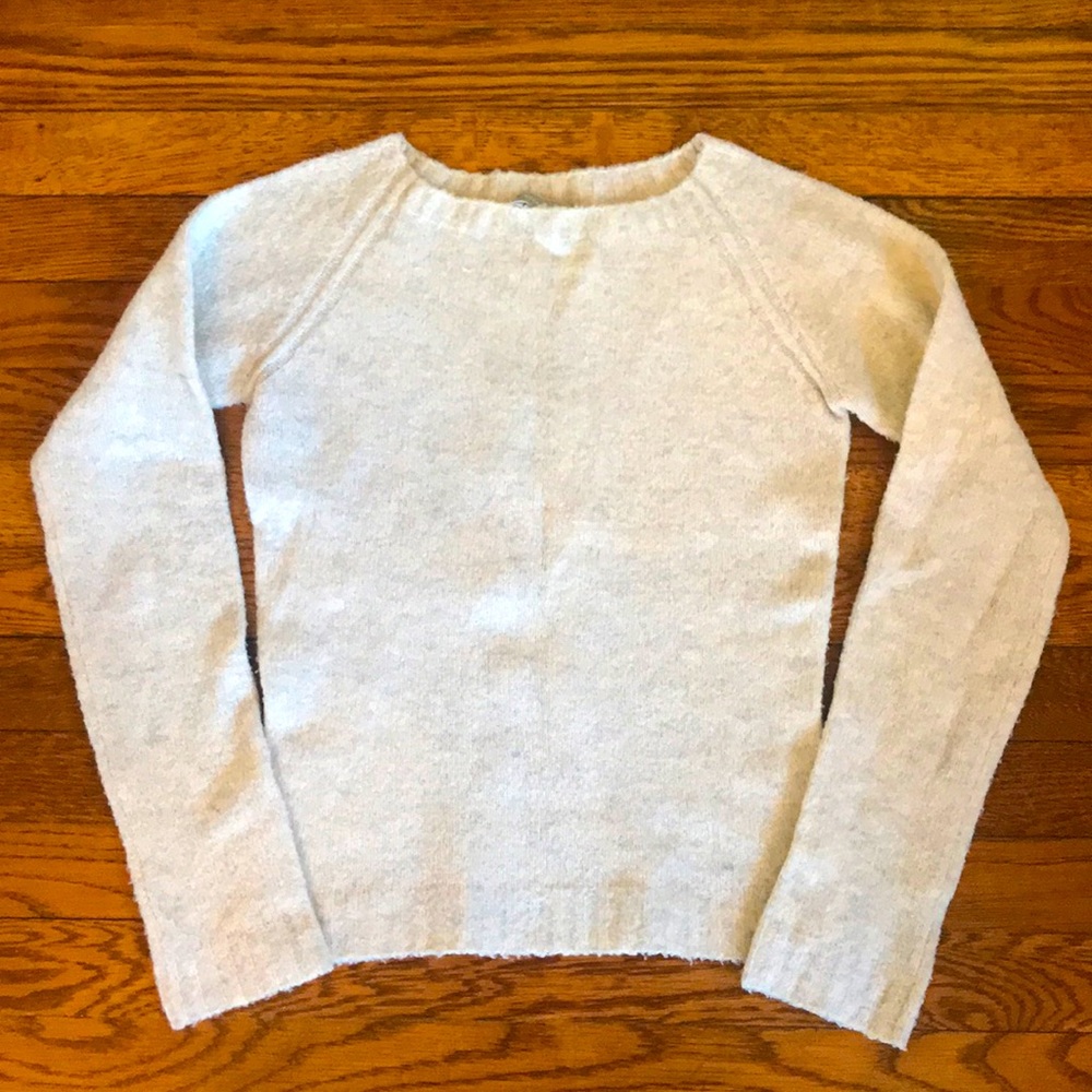 Stretch white sweater